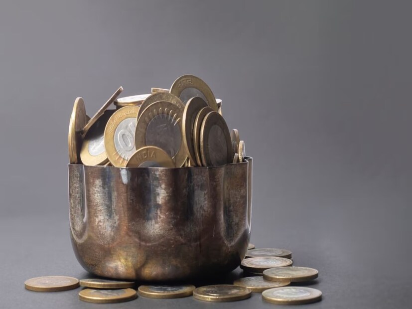 কোটাক মাহিন্দ্রা ব্যাঙ্ক FD-এর হার: কোটাক মাহিন্দ্রা ব্যাঙ্কের FD-এর সুদের হার নিয়মিত গ্রাহকদের জন্য ২.৭৫% থেকে ৬.৭০% পর্যন্ত, সিনিয়র সিটিজেনদের জন্য সুদের হার প্রায় ৭.১০% পর্যন্ত।  এক বছরের FD-এ নিয়মিত আমানতকারীদের জন্য ৬.২৫% এবং সিনিয়র সিটিজেনদের জন্য ৬.৭৫% সুদের হার অফার করা হয়।