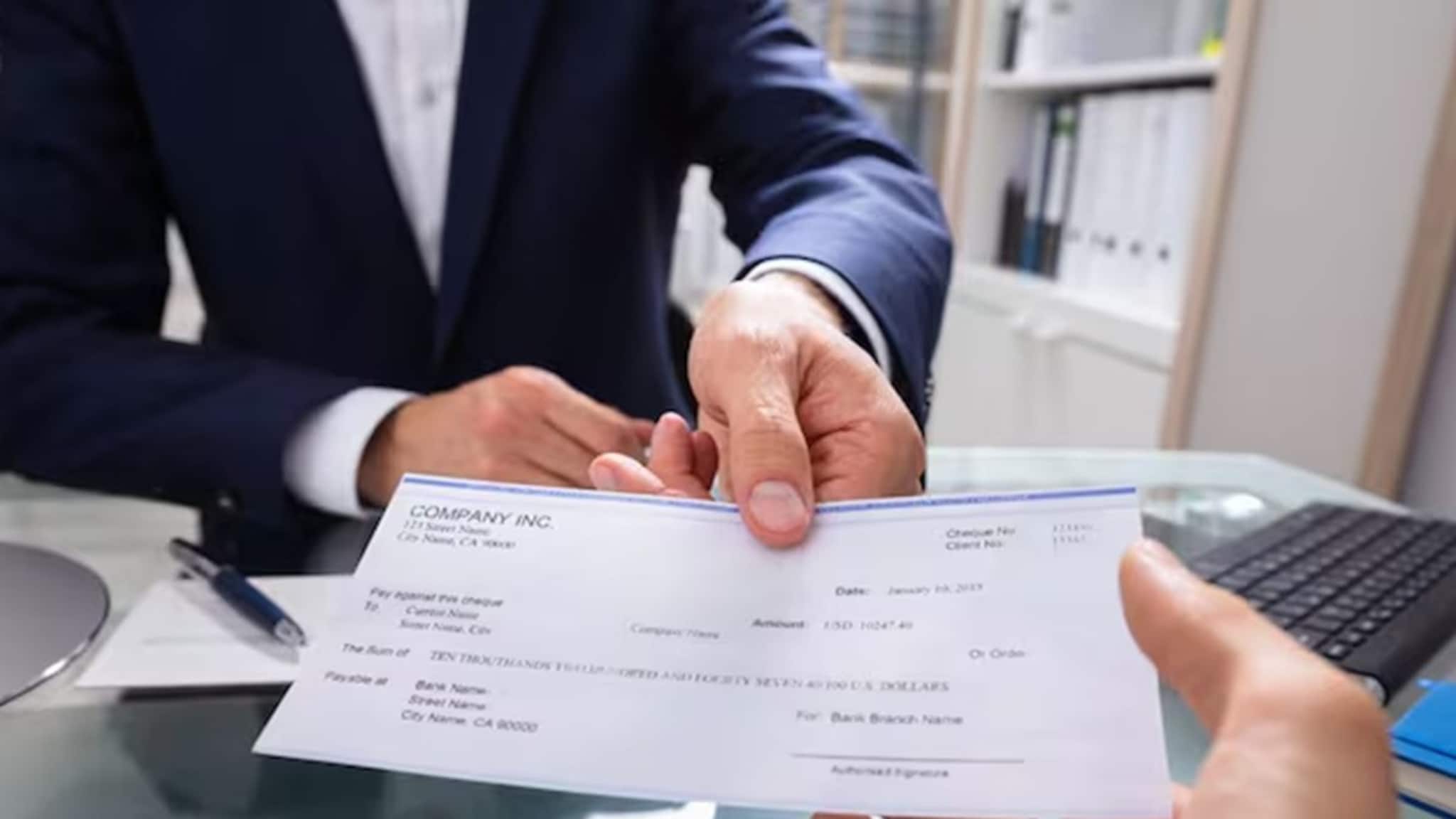 ব্যাঙ্ক অফিসারের সতর্কতায় বাঁচল PWD-র ১১১ কোটি টাকা ! চেক ক্লিয়ার হলেই সর্বনাশ হয়ে যেত