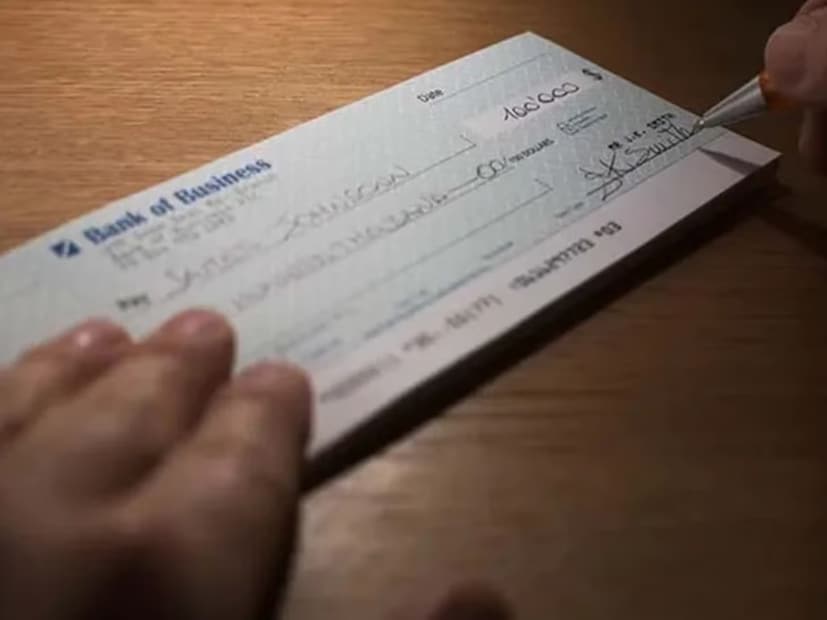 কীভাবে জালিয়াতি ধরা পড়ল? চেকটি দেখেই এক ব্যাঙ্ক কর্মকর্তার সন্দেহ হয়। তিনি একটুও দেরি না করে পিডব্লিউডি বিভাগের সঙ্গে যোগাযোগ করেন। আরও তদন্তের পর জানা যায় যে এটি একটি জাল চেক। পরবর্তীতে পুলিশ জওহর নগর পঞ্চায়েতের ঠিকাদার ও সভাপতি নীলেশ ওরফে পিঙ্কা পাড়ওয়ালে এবং পিডব্লিউডির একজন চুক্তিভিত্তিক কর্মচারী যদনেশ আম্বিরেকে গ্রেফতার করে। (Representative Image)