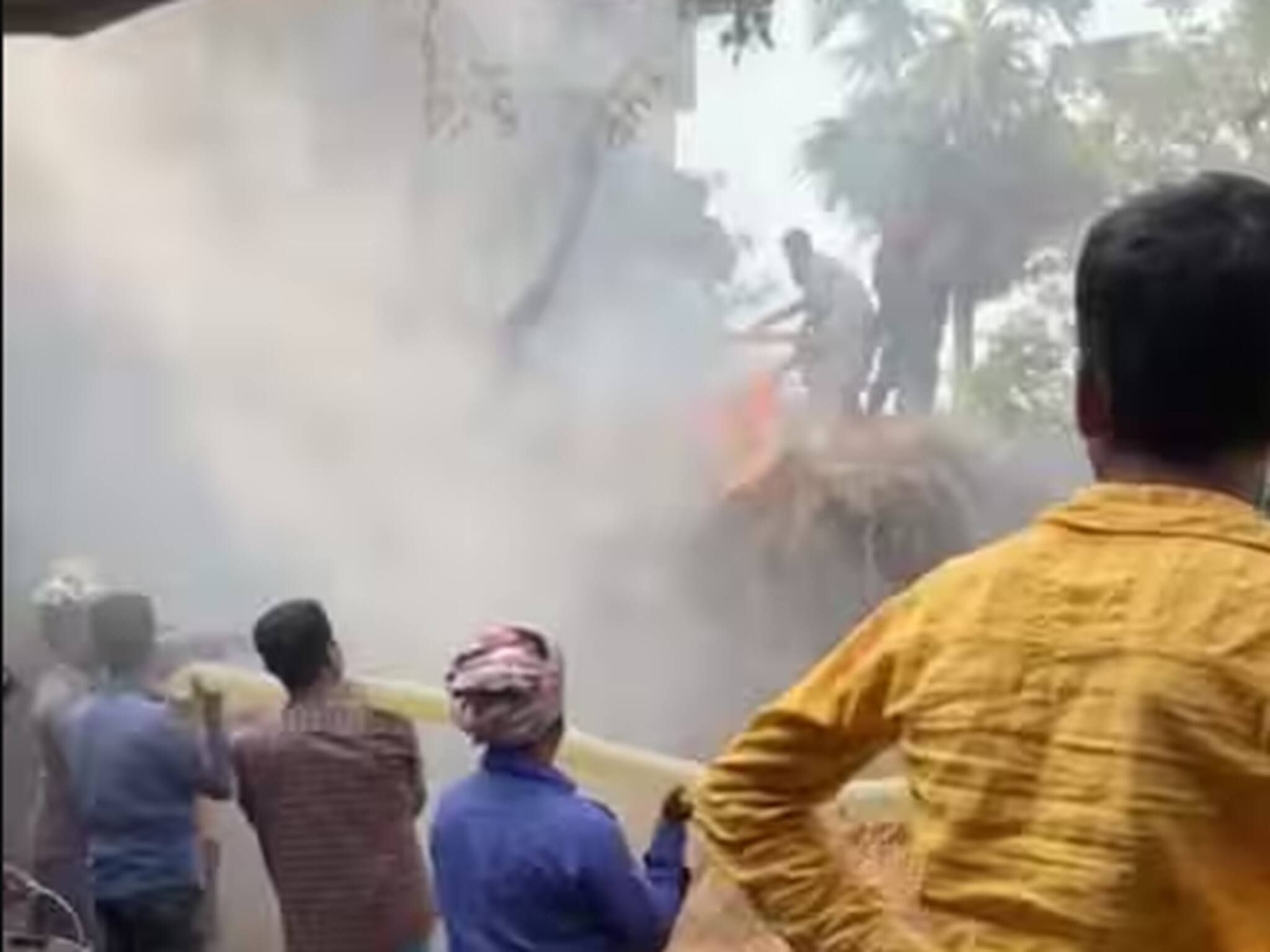 লক্ষ লক্ষ টাকার ধান পুড়ে ছাই! দুর্ঘটনা না প্রতিশোধ, মেমারিতে ছড়াল আতঙ্ক