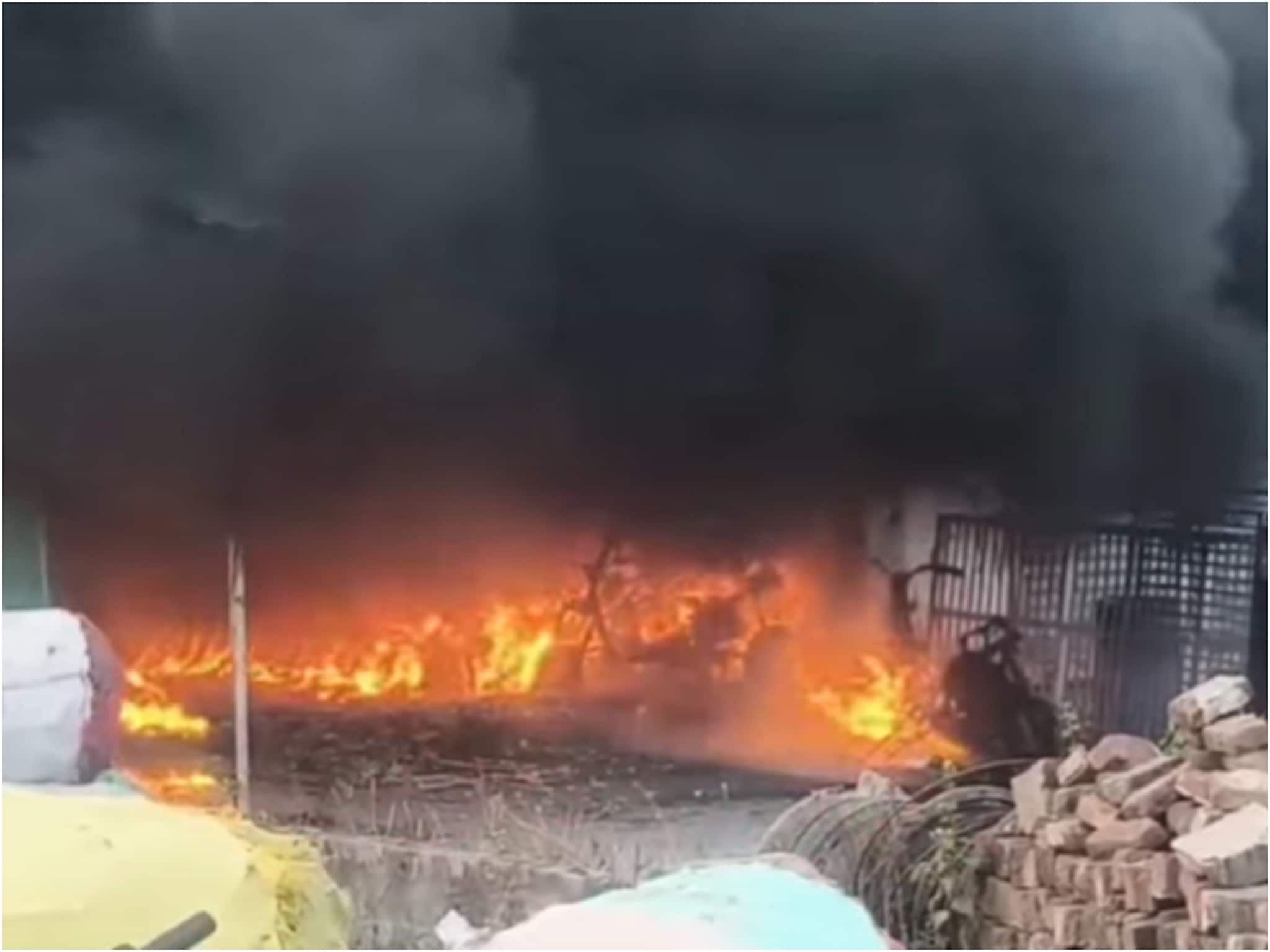 স্কুটির শোরুমে ভয়াবহ অগ্নিকাণ্ড! পুরুলিয়ার রঘুনাথপুড়ে চাঞ্চল্য