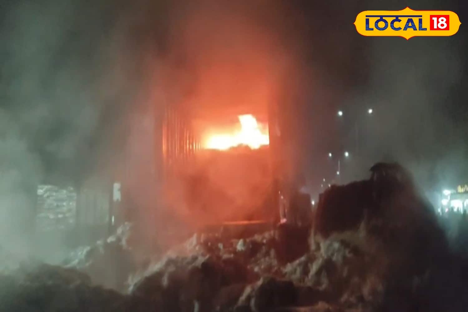 জ্বলছে তুলো বোঝাই ট্রাক