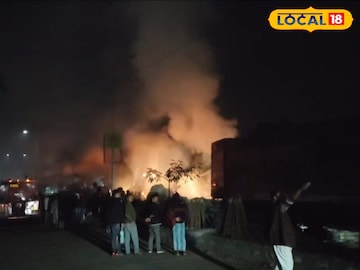 ঘোজাডাঙ্গা সীমান্ত এলাকায় তুলো বোঝাই ট্রাকে আগুন ঘোজাডাঙ্গা সীমান্ত এলাকায় তুলো বোঝাই ট্রাকে আগুন