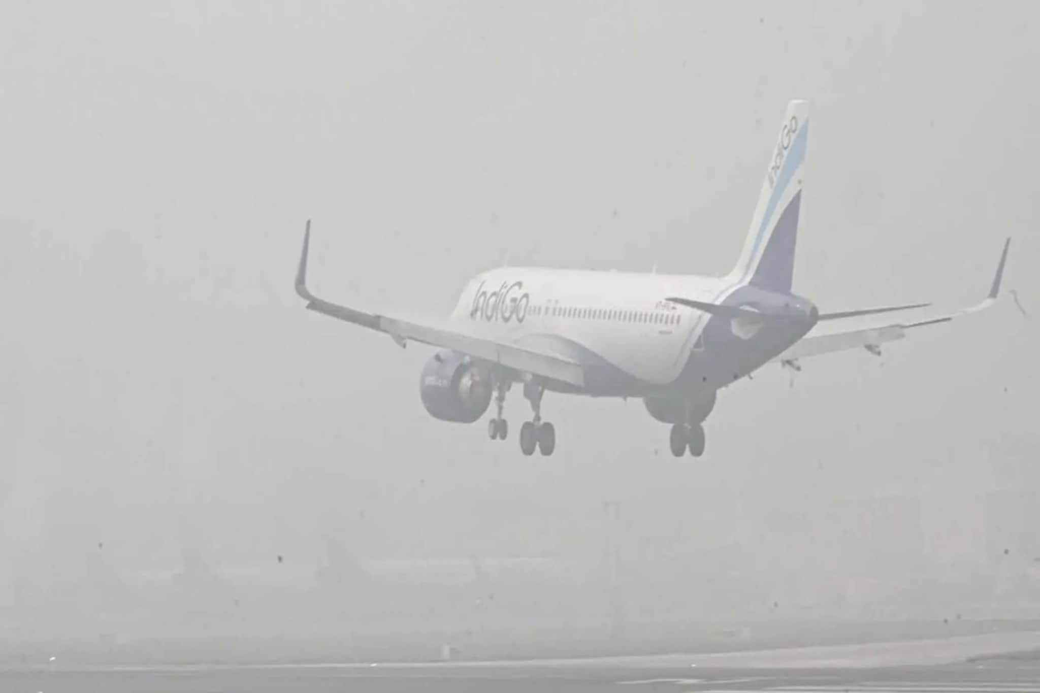 ফের বিমানযাত্রীদের হয়রানি, ঘন কুয়াশায় জেরে ২০০ ফ্লাইট দেরিতে চলছে! উত্তর ভারতে বিমান চলা