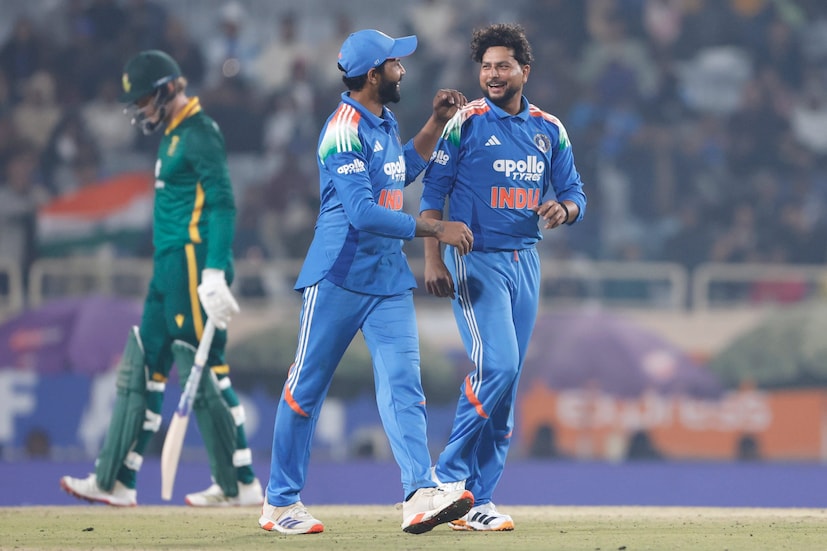 কুলদীপ যাদব শেন ওয়ার্নের কোন রেকর্ড ভেঙেছেন?দক্ষিণ আফ্রিকার বিপক্ষে এটি কুলদীপের চতুর্থবারের মতো একদিনের আন্তর্জাতিকে চার উইকেট নেওয়ার ঘটনা। এর আগে, তিনি ২০১৮ সালে কেপটাউন এবং গকেরহায় এবং ২০২২ সালে দিল্লির অরুণ জেটলি স্টেডিয়ামে এটি করেছিলেন।