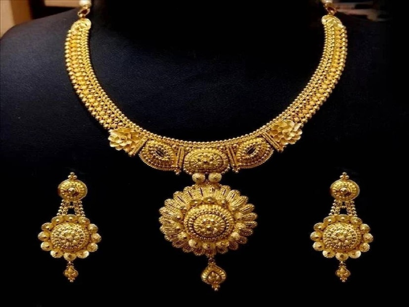 আরবিআই কেন এনেছিল গোল্ড বন্ড

গত কয়েক মাসে সোনার দামে দ্রুত ঊর্ধ্বগতি হওয়ায় বিনিয়োগকারীরা যে ভাল রিটার্ন পেয়েছেন, তা নিয়ে ব্যাপক আলোচনা হয়েছে।
- আরবিআই ২০১৯-২০ সিরিজ-১ (রিডিম করার তারিখ ১১ ডিসেম্বর ২০২৫) এর জন্যও প্রতি ইউনিট ১২,৮০১ টাকার মূল্য ঘোষণা করেছে। 

আরবিআই জানিয়েছে, এই দাম নির্ধারণ করা হয়েছে ভারতীয় সারাফা অ্যান্ড জুয়েলার্স অ্যাসোসিয়েশন লিমিটেড (IBJA) কর্তৃক প্রকাশিত ৯৯.৯ শতাংশ বিশুদ্ধ সোনার গত তিন কার্যদিবসের গড় মূল্যের ভিত্তিতে।