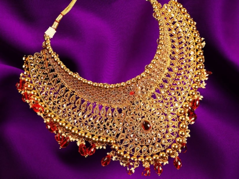 লং টার্ম ক্যাপিটাল গেইনস ট্যাক্স দিতে হবে-
তিনি বলেছেন, যদি এই সোনার গয়না মনোজ শর্মার মায়েরই হয় এবং মনে হয় যে তিনি এটি উত্তরাধিকারসূত্রে পেয়েছেন বা জীবদ্দশায় ধীরে ধীরে সংগ্রহ করেছিলেন, তাহলে সাধারণত কোনও সমস্যা নেই। ধরে নেওয়া হয় যে এই গয়না ২৪ মাসের বেশি সময় আগে কেনা হয়েছে, সেক্ষেত্রে এটি লং টার্ম ক্যাপিটাল অ্যাসেট হিসাবে গণ্য হবে। এই গয়না বিক্রি করলে যে লাভ হবে, তার উপর ১২.৫% হারে লং টার্ম ক্যাপিটাল গেইনস ট্যাক্স দিতে হবে।