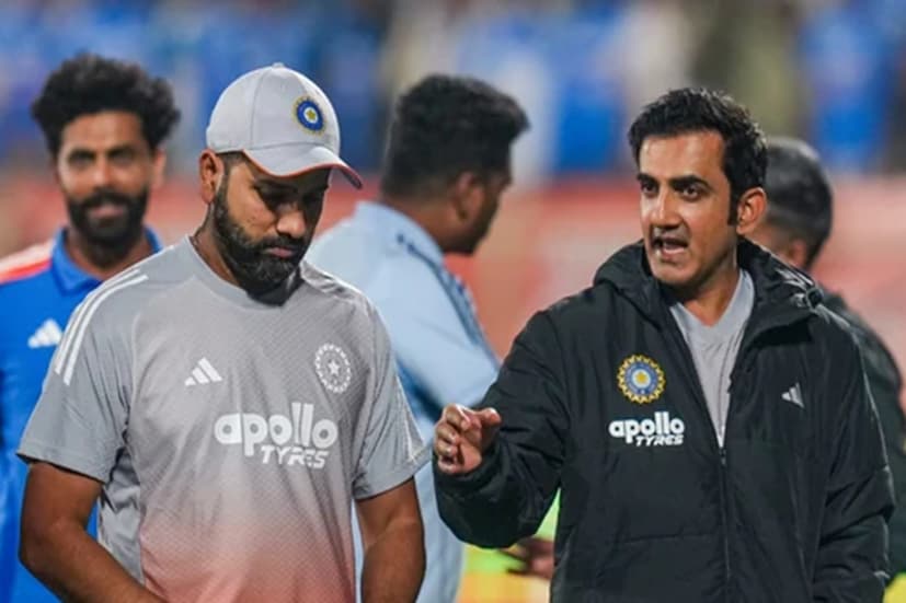 দক্ষিণ আফ্রিকার বিরুদ্ধে তিন ম্যাচের ওয়ানডে সিরিজ জয়ের পর গম্ভীর জিন্দালকে কটূক্তি করেছিলেন, তাঁকে তাঁর 'ডোমেইন'-এ থাকতে বলেছিলেন। ভারত দক্ষিণ আফ্রিকার কাছে ঘরের মাঠে টেস্ট সিরিজ হেরেছে, যা গম্ভীরের কোচিং কেরিয়ারে দ্বিতীয় হোম হোয়াইটওয়াশ ছিল। এটি স্বাভাবিকভাবেই ব্যাপক সমালোচনার জন্ম দেয়, অনেকেই দিল্লির রাজনীতিবিদ থেকে কোচে পরিণত হওয়া গম্ভীরের কৌশলকে ভারতের পরাজয়ের জন্য দায়ী করেন। Photo: PTI