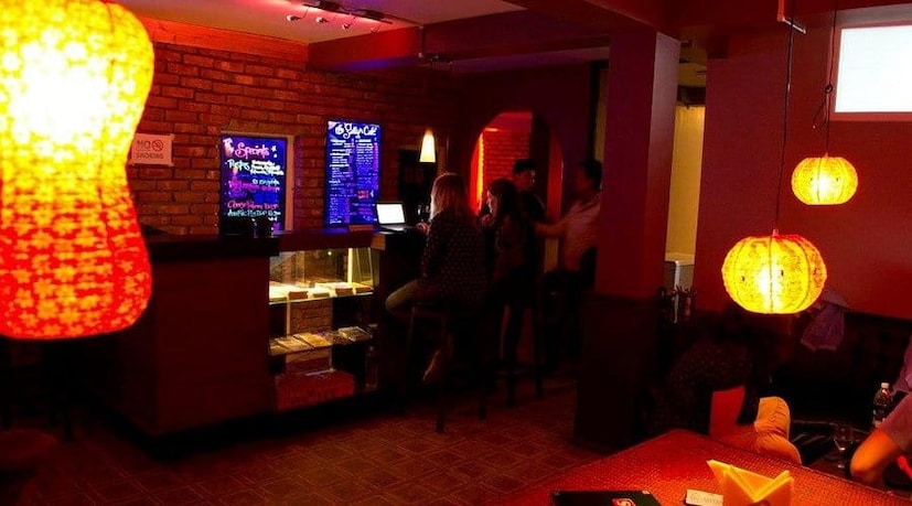 এছাড়া রাত গভীর হলে লাইভ মিউজিক শোনার জন্য Gatty’s Pub-এ ভিড়ও বাড়ছে। ক্যাজুয়াল সেটআপ, ধোঁয়া-ধরা আলোর আভা আর ক্লাসিক পঞ্চ—সব মিলিয়ে বড়দিনের রাতে এই পাবটিতেও থাকছে উৎসবের রং।