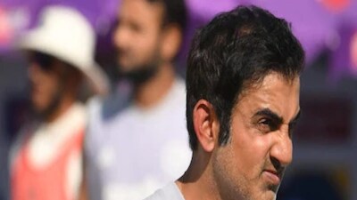 কলকাতা: এই মুহূর্তে যা পরিস্থিতি তাতে গম্ভীর সঙ্গে বিতর্ক একদম সমার্থক হয়ে গেছে৷ ভারতীয় দলের প্রধান কোচ গৌতম গম্ভীর তাঁর কোচিংয়ের পর্বে অনেক বিতর্কের জন্ম দিয়েছেন। প্রাক্তন ভারতীয় ওপেনার আকাশ চোপড়া তাঁকে "এত ঝগড়ায় জড়ানো বন্ধ করার" পরামর্শ দিয়েছেন।