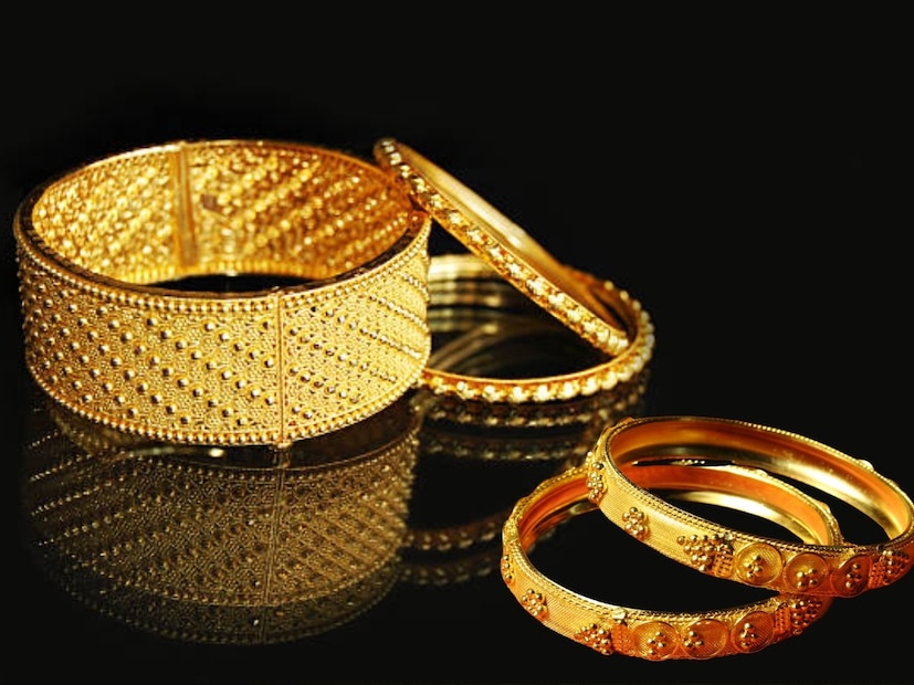 গত কয়েক বছরে যে ভাবে হু হু করে বেড়ে চলেছে সোনালি ধাতুর দাম তার জেরে অনেকেই এখন অন্যান্য বিনিয়োগের মাধ্যমে পাশাপাশি সোনায় বিনিয়োগ করা লাভজনক মনে করেছেন ৷তথ্যসূত্র: স্বর্ণশিল্প বাঁচাও কমিটি (SSBC) ৷