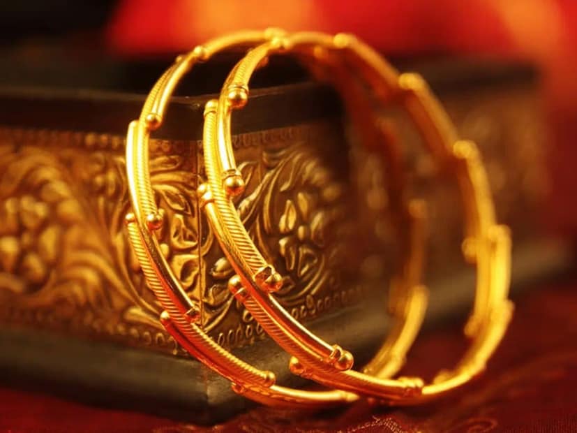 শনিবার সোনার দাম কমায় সাধারণ মানুষের জন্য এটি সাময়িক স্বস্তির খবর। দাম আরও কমবে নাকি বাড়বে, তা নির্ভর করছে বৈশ্বিক বাজারের গতিবিধির ওপর। তাই প্রতিদিনের সোনার রেট দেখে তারপরেই কেনাকাটা বা বিনিয়োগের সিদ্ধান্ত নেওয়াই বুদ্ধিমানের কাজ।