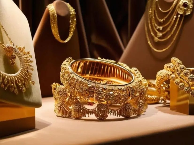 এই রহস্যময় বুলগেরিয়ান মহিলার করা অনেক ভবিষ্যদ্বাণী সত্যি বলে মনে করা হয়। আর এখন সোশ্যাল মিডিয়ায় ব্যাপকভাবে ঘুরছে তাঁর ২০২৬ সালের ভবিষ্যদ্বাণীগুলি। সোনার দামে বড়সড় উত্থান থেকে শুরু করে ভিনগ্রহের প্রাণীর সঙ্গে যোগাযোগের সম্ভাবনা—তাঁর এই সব ভবিষ্যদ্বাণী অনেককেই চমকে দিচ্ছে।