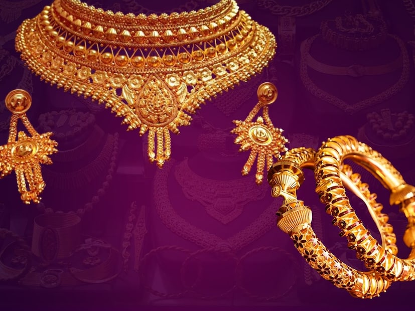 যদি আপনি সোনা কেনার পরিকল্পনা করে থাকেন, তাহলে দাম কমার সময় কেনা সবসময় লাভজনক। আবার বিনিয়োগের লক্ষ্য থাকলে ২৪ ক্যারেট সোনা বা গোল্ড ETF জনপ্রিয় বিকল্প।