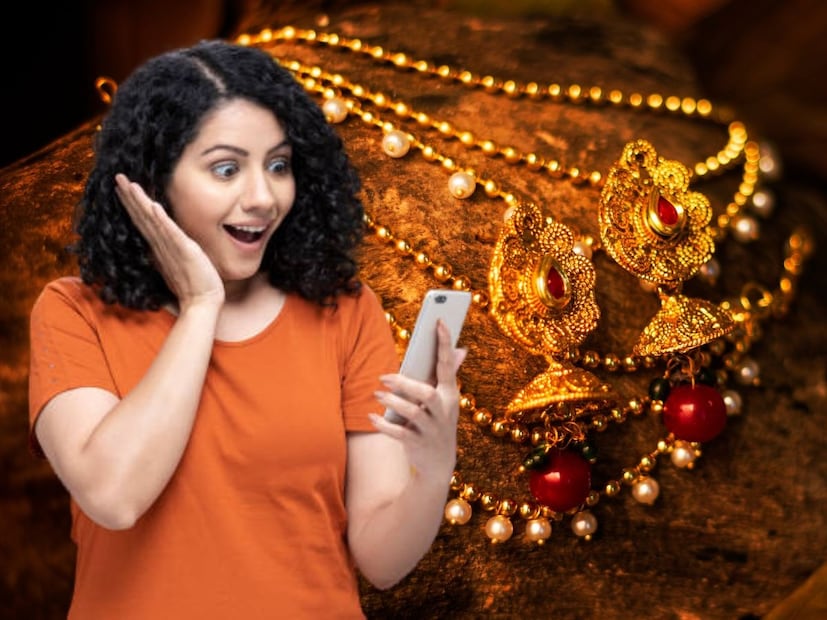 এখন কি সোনা কিনবেন?দাম বাড়লেও সোনা দীর্ঘমেয়াদি বিনিয়োগে নিরাপদ বলে বিবেচিত।

গয়না কিনতে চাইলে কিছুটা দাম কমা পর্যন্ত অপেক্ষা করা বুদ্ধিমানের হতে পারে।

কিন্তু বিনিয়োগ (কয়েন, বার, ডিজিটাল গোল্ড) হিসেবে চাইলে বাড়তি দামের মধ্যেও দীর্ঘমেয়াদে লাভের সম্ভাবনা থাকে।