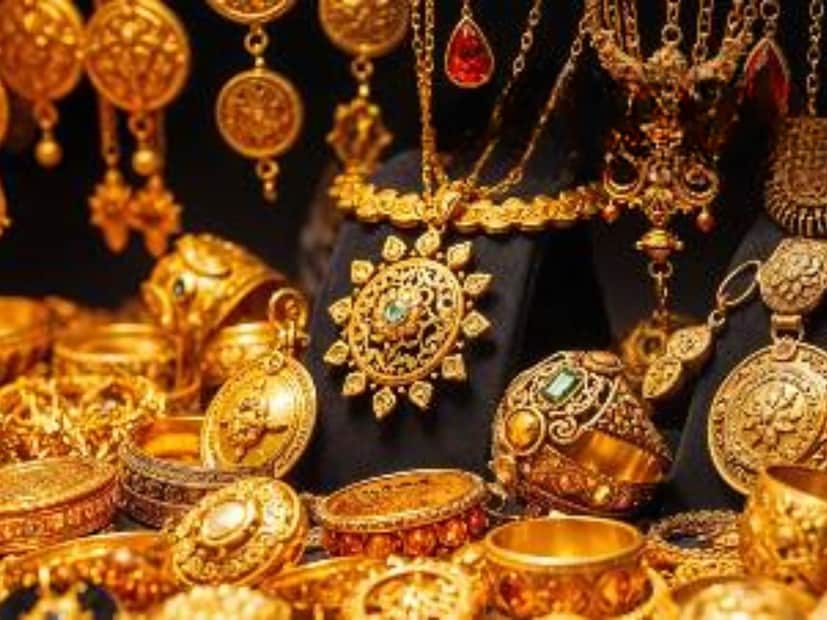 এমসিএক্সে, ৫ ফেব্রুয়ারির চুক্তিতে সোনার দাম ০.৬৭% বেড়ে প্রতি ১০ গ্রামে ১,৩০,৩৭৩ টাকায় লেনদেন হয়েছে, যেখানে সকালের লেনদেনে ফিউচার মার্কেটে রুপোর দাম ১.৫% বেড়ে প্রতি কেজি ১,৭৭,৬০৯ টাকায় লেনদেন হয়েছে। আন্তর্জাতিক বাজারে ০৪০১ GMT তারিখে মার্কিন স্পট সোনার দাম ০.২% বেড়ে প্রতি আউন্স ৪,২৪০.৫৪ ডলারে দাঁড়িয়েছে, যা ২১ অক্টোবর, ২০২৫-র পর সর্বোচ্চ। ডিসেম্বর ডেলিভারির জন্য মার্কিন সোনার ফিউচার ০.৫% বেড়ে ৪,২৭৬.০০ ডলারে দাঁড়িয়েছে। রুপো ২% বেড়ে প্রতি আউন্স ৫৭.৪৮ ডলারে দাঁড়িয়েছে, যা আগে সর্বকালের সর্বোচ্চ ৫৭.৮৬ ডলারে পৌঁছেছিল।