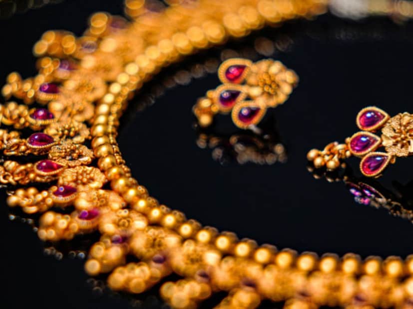 সোনার পরীক্ষা কেন গুরুত্বপূর্ণবাজার বিশেষজ্ঞরা বলছেন যে, বিশুদ্ধতা পরীক্ষা করা কেবল নিরাপত্তার জন্যই নয়, বরং কষ্টার্জিত অর্থের  সঠিক মূল্য পাওয়া যাচ্ছে কি না তা নিশ্চিত করার জন্যও জরুরি। সে পরীক্ষার কিট হোক, একটি ম্যাগনিফাইং গ্লাস হোক বা একটি পেশাদার পরীক্ষা হোক, সোনার বিশুদ্ধতা পরীক্ষা করা সর্বদা অপরিহার্য। একটু সতর্কতা নকল সোনার ফাঁদ থেকে বাঁচাতে পারে এবং বিনিয়োগের মূল্য রক্ষা করতে পারে।