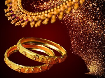 সোনার দাম সর্বোচ্চ স্তরের নিচে নেমে গিয়েছে, কিন্তু বড়দিনের আগে কি আবার বাড়বে?