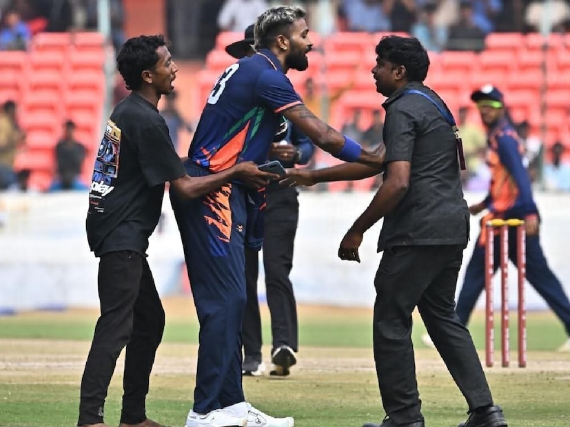 ম্যাচ চলাকালীন এক ভক্ত মাঠে ঢুকে পড়ে হার্দিকের সঙ্গে সেলফি তোলার আবদার করেন। এদিন বল হাতে সাফল্য পাননি হার্দিক। ৪ ওভারে ৫২ রান দিয়ে ১ উইকেট পান। তবে ব্যাট হাতে চেনা মেজাজেই ছিলেন। ৪২ বলে ৭৭ রান করে বরোদাকে ম্যাচ জিতিয়ে মাঠ ছাড়েন। মারেন ৪টি ছক্কা ও ৭টি চার। 