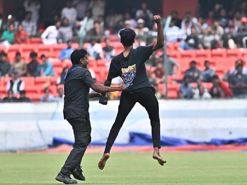 সৈয়দ মুশতাক আলি টি-২০-তে পঞ্জাব বনাম বরোদা ক্রিকেট ম্যাচের ঘটনা। বরোদার হয়ে চোট সারিয়ে খেলতে নেমেছিলেন হার্দিক পান্ডিয়া। সেই ম্যাচেই এমন ঘটনা ঘটে। হায়দরাবাদে এই ম্যাচ চলাকালীন মাঠে ঢুকে পড়েন হার্দিকের ভক্ত। 