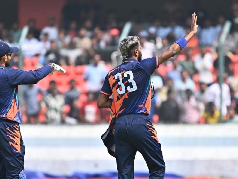 বারবার একই ঘটনা ঘটায় মাঠের নিরাপত্তা নিয়ে প্রশ্ন উঠতে শুরু করেছে। ফেন্সিং টপকেও ইডেনে কোহলির ভক্ত ঢুকে পড়েছিল। রাঁচিতেও একই ঘটনা। তা হলে মাঠের নিরাপত্তায় ফাঁক থেকে যাচ্ছে কোথায়! কেন বারবার একই ঘটনা আটকানো যাচ্ছে না! উঠছে প্রশ্ন।