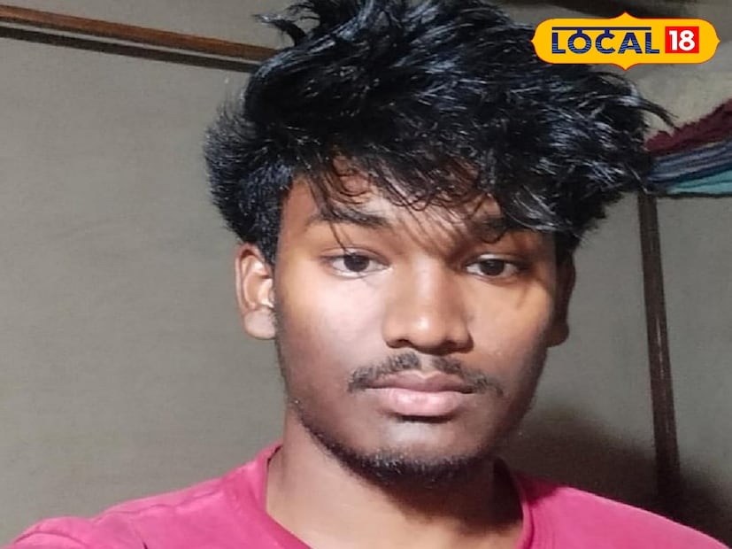 আরামবাগের মধুপুর গ্রামে আদিবাসী পড়ুয়া শৌভিক মুর্মু। ছোট থেকেই ক্রিকেট পাগল। পড়াশোনার পাশাপাশি সামান্য কিছু কাজ করে টাকা জমানোর অভ্যাস রয়েছে। কেননা সেই টাকা দিয়েই ভিন রাজ্যে গিয়ে কোহলি-ধোনির খেলা দেখার নেশা মাথায় চেপে বসেছে। সঞ্চিত অর্থ ও মায়ের থেকে কিছু টাকা নিয়েই বিহারের রাঁচিতে খেলা দেখতে গিয়েছিলেন সৌভিক। বলা ভালো, তাঁর ‘ঈশ্বর’-কে দেখতে গিয়েছিলেন।