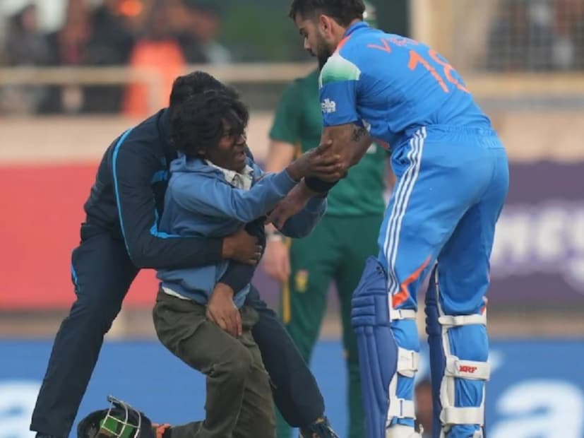 জানা গিয়েছে, বাবা চিকিৎসক আর মা অঙ্গনওয়াড়ি কর্মী। আর খেলা দেখার নেশা তার। রবিবার মাঠে খেলা চলাকালীন মার্কো জ্যানসেনের বল থার্ড ম্যানের দিকে পাঠিয়ে যে গতিতে দৌড়ে আকাশের দিকে মুষ্টিবদ্ধ ডানহাত ছুড়ে দিয়েছেন কোহলি, তার থেকেও কয়েকগুণ দ্রুত গতিতে গ্যালারি থেকে ছুট লাগিয়েছিলেন আরামবাগের শৌভিক। আইন লঙ্ঘন করে নিজের ‘ভগবান’-এর পায়ে লুটিয়ে পড়তে দ্বিধা করেননি। মাঠ থেকেই শৌভিককে আটক করে পুলিশ।