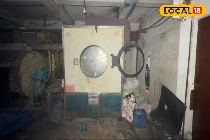 স্থানীয় ও পুলিশ সূত্রে জানা খবর, ওই বয়লারে জিন্স ওয়াশ করার জন্য জল গরম হচ্ছিল। তখনই আচমকা এই বিস্ফোরণ ঘটে। বিস্ফোরণের তীব্রতা এতটাই বেশি ছিল যে কারখানার ঘরের দেওয়াল উড়ে যায়।