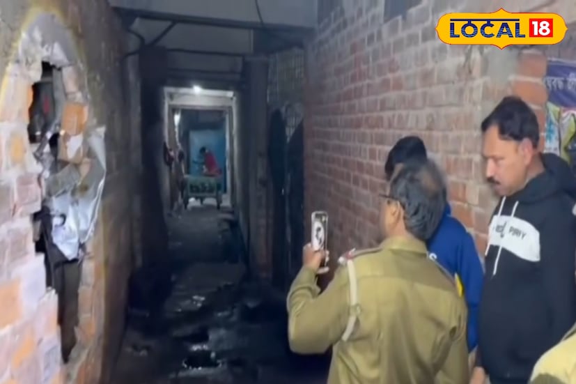 মহেশতলায় জিন্সের ওয়াশ কারখানার বয়লার ফেটে গুরুতর আহত ৪। মহেশতলা পুরসভার ২১ নম্বর ওয়ার্ডের আকড়া রয়্যাল মার্কেটের ভিতর এই ঘটনা ঘটায় চাঞ্চল্য ছড়িয়েছে এলাকায়। (ছবি ও তথ্য: নবাব মল্লিক)