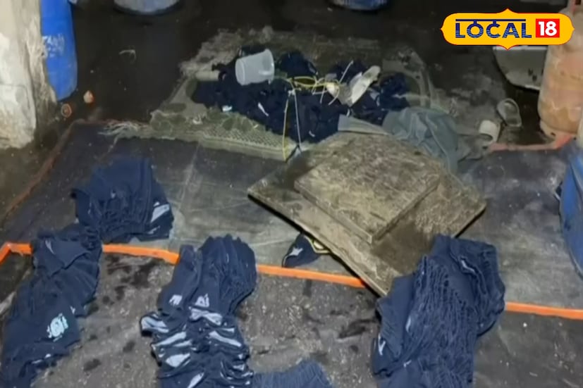 ঘটনাকে ঘিরে এলাকায় ব্যাপক চাঞ্চল্য তৈরি হয়েছে। ঘটনার পর রাতেই ঘটনাস্থলে পৌঁছয় পুলিশ। ঘটনার পিছনে আরও অন্যান্য কারণ থাকতে পারে কিনি সেই বিষয়টি খতিয়ে দেখছে পুলিশ। (ছবি ও তথ্য: নবাব মল্লিক)