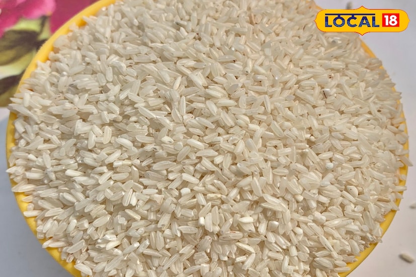  এই বিশেষ চাল নিয়ে অনেকেরই মনে ভুল ধারণা রয়েছে। অনেকেই এই চালকে প্লাস্টিকের চাল বলে মনে করেন। কারণ চালের মধ্যে হালকা সাদা দানা দেখা যায় যা জলের উপরে ভাসতে থাকে। কিন্তু পুষ্টি বিশেষজ্ঞদের মতে, এটি মোটেও খারাপ চাল নয়, বরং এটি পুষ্টি যোগানকারী ফর্টিফায়েড চাল, যা অত্যন্ত স্বাস্থ্যকর।