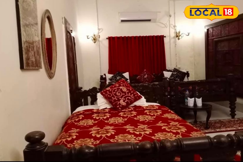 ট্রেনে আসতে চাইলে বর্ধমান মেন লাইনের যে কোনও ট্রেন অথবা হাওড়া থেকে পাণ্ডুয়া লোকালেও আসা যায়। খন্যান স্টেশনে নেমে অটো বা রিকশা ধরে মিনিট দশেকের পথ রাজবাড়ি।