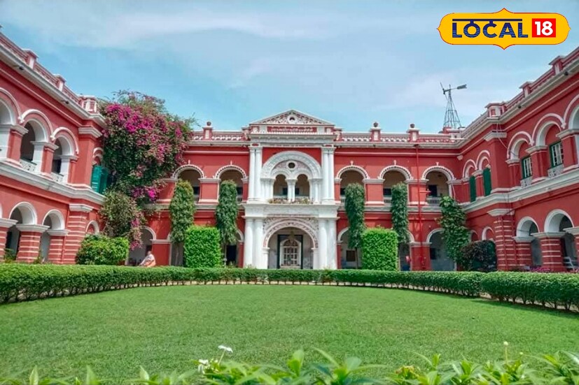 রাজবাড়ির খাওয়ার ব্যবস্থাও রাজকীয়। অথেনটিক বাঙালি রান্না বলতে যা বোঝায়, পাওয়া যায় এখানে। বনেদি জমিদার বাড়ির অন্দরসজ্জায় সজ্জিত ঝকঝকে কাঁসার থালাবাটিতে পরিবেশিত এই খাবারের স্বাদ মুখে লেগে থাকবে বহু দিন।