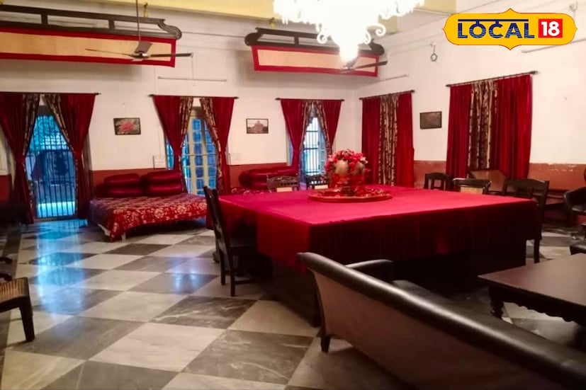 বড়কর্তা মেজোকর্তার সারিবদ্ধ ঘর, বিবর্ণ বহু পুরনো আসবাবপত্র, বিরাট সিন্দুক,কারুকার্যমণ্ডিত পালঙ্ক সবই। বাড়ির লম্বা নিঃঝুম অলিন্দ, জানলা দিয়ে ডিঙি মেরে দেখা বাইরের সবুজের সমারোহ, খিড়কির পুকুরে নুয়ে পড়া গাছ— সবই বড় মায়াবী, মনকেমন করা।