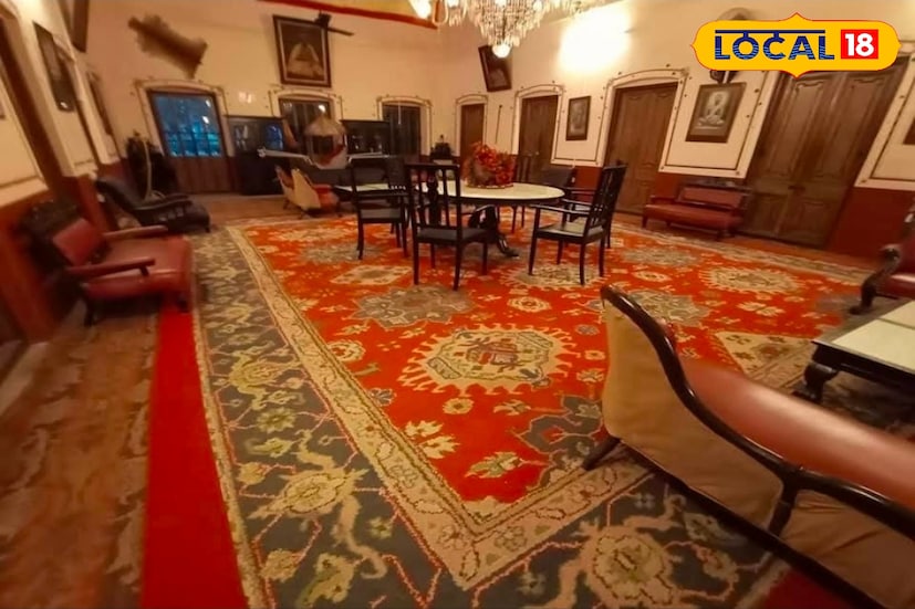 এই বাড়িতে কানাকানি করে ইতিহাস। পুরনো প্রথা মেনে এই বাড়ির অন্দরমহল, বার মহলও সম্পূর্ণ আলাদা। কাছারি বাড়ি, হিসাবের ঘর, বাজার সরকারের ঘর পেরিয়ে তবে অন্দরমহলে পা। সেই যে বাবার এক আদরের মেয়ে, কৌতূহলী মায়াময় চোখে ভিতরমহলের বারান্দার একটা ছোট্ট জানালা খুলে চোখ রেখেছিল জমিদার বাবার কাছে চাকুরিপ্রার্থী পুরুষটির দিকে। 