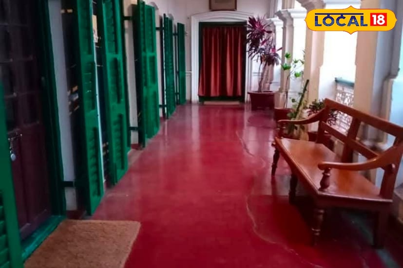 লোকলস্কর পাইক বরকন্দাজ— কালের নিয়মে সেই অতীত জৌলুসের কিছুই আর অবশিষ্ট নেই এখন। তাও পুরনো দেওয়ালের প্রাচীন গন্ধ, উঁচু কড়িবরগার ছাদ, আল্পনা দেওয়া বিরাট নাটমন্দির, প্রাঙ্গন জুড়ে বিরাট বিরাট বাতিস্তম্ভ, প্রকাণ্ড ঝাড়বাতি দিয়ে সাজান ইতিহাসের গন্ধমাখা সুবিশাল বৈঠকখানা মুহূর্তে অন্য এক জগতের দরজা খুলে দেয় চোখের সামনে।