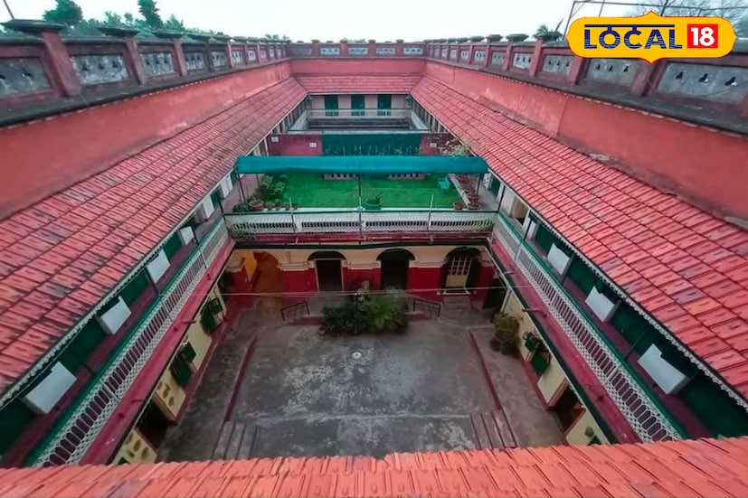 শহরের সীমানা ছাড়িয়ে গাছগাছালি মেঠো পথ, মাইলের পর মাইল সবুজে মোড়া চাষের জমি, কলোচ্ছ্বাসরত শিশুর দল চোখ জুড়িয়ে অদ্ভূত প্রশান্তি দেয় হৃদয়কে। পথ শেষ হয় রাজবাড়ির বিশাল ফটকে। গেট ছাড়িয়ে ভিতরে পা দিলে কেমন যেন গা ছমছম করে ওঠে।