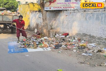 রাস্তা জুড়ে আবর্জনার স্তূপ, দুর্গন্ধে টেঁকা দায়! রাতের অন্ধকারে কে বা কারা ময়লা ফেলছে?