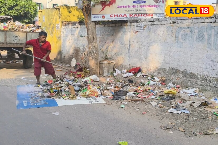 রাস্তা জুড়ে আবর্জনার স্তূপ। রাতের অন্ধকারে কে বা কারা হুগলির উত্তরপাড়া পুরসভার ১৫ নম্বর ওয়ার্ডের আর কে স্ট্রিটে ময়লা ফেলছে? (ছবি ও তথ্য: কৌশিক অধিকারী)