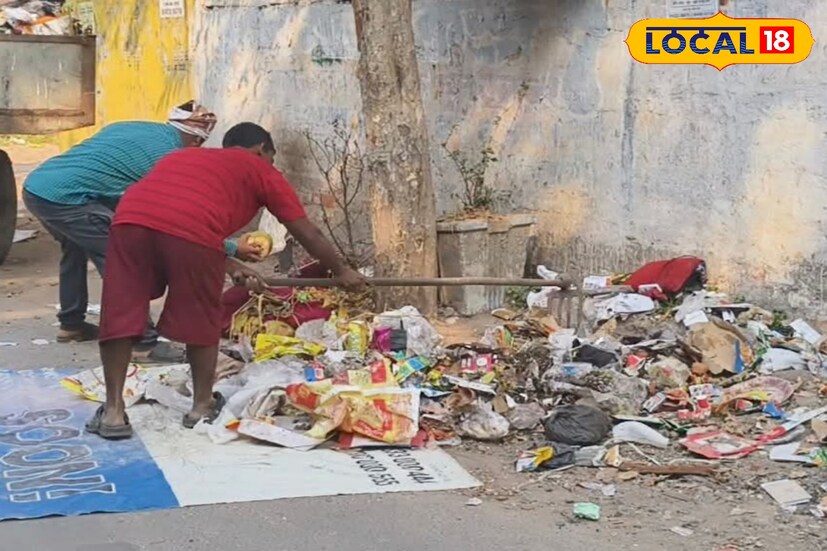 এই বিষয় স্থানীয়দের একাংশের দাবি, বর্তমানে অনেকেই এই জায়গাটিকে ময়লা ফেলার ডাম্পিং মনে করছেন। আজ সকালে লক্ষ করা গেল পুরসভার অস্থায়ী কর্মীরা ওই জায়গা থেকে ময়লা তুলে নিচ্ছেন। কিন্তু প্রশ্ন হল, ওই জায়গায় ময়লা ফেলা হচ্ছে কেন? কেউই বা ফেলছে? 