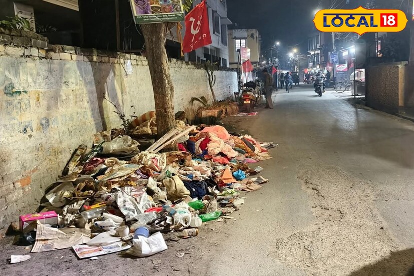 প্রয়োজনে যে বা যারা রাতের অন্ধকারে বা দিনের বেলায় রাস্তার উপর আবর্জনা ফেলে যাচ্ছে প্রশাসনের পক্ষ থেকে তাদের জন্য জরিমানার ব্যবস্থা গ্রহণ করতে হবে।