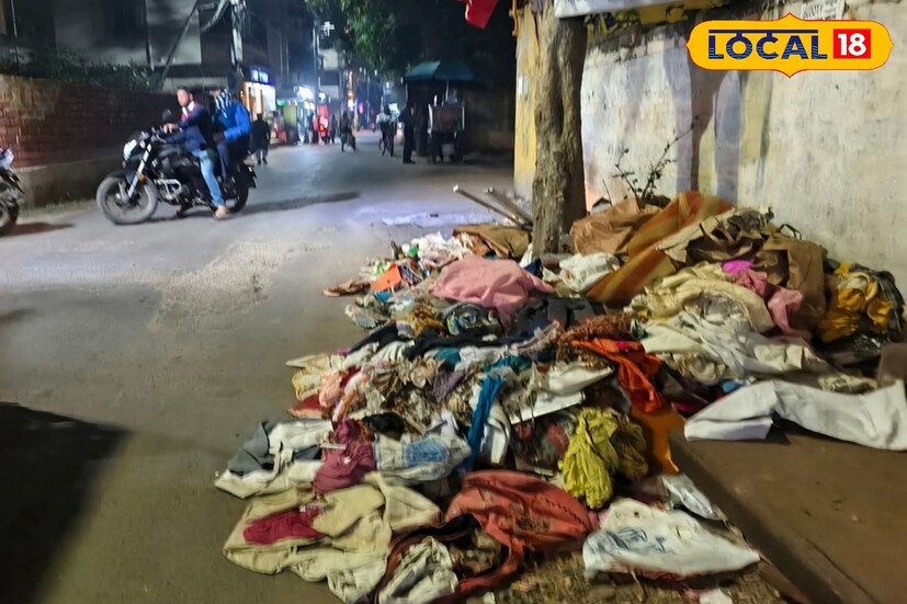 স্থানীয়দের ক্ষোভ, কেউ বা কারা রাস্তার উপর ময়লা আবর্জনা ফেলে যাচ্ছে, এতটাই দুর্গন্ধ বের হচ্ছে যে রাস্তা দিয়ে চলাচল করা দায়।