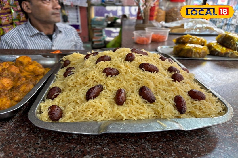 শীতের সময় খেঁজুর গুড়ের মিষ্টির চাহিদা যেমন বাড়ে, তেমনই নলেন গুড়ের সীতাভোগের প্রতিও থাকে বিশেষ আকর্ষণ। শীত পড়তেই বর্ধমানের বিভিন্ন দোকানে এই মিষ্টি কিনতে ভিড় করেন বহু মানুষ। এবারের শীতেও ইচ্ছে হলে আপনিও চেখে দেখতে পারেন নলেন গুড়ের সীতাভোগের অনন্য স্বাদ।(তথ্য ও ছবি: বনোয়ারীলাল চৌধুরী)