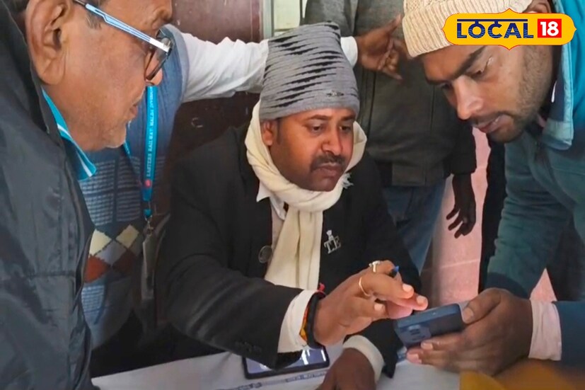 এদিন মালদহ রেল ডিভিশনের নিউ ফারাক্কা রেল স্টেশনে রেলের ডিজিটাল পদ্ধতি ব্যবহার নিয়ে বিশেষ সচেতনতামূলক কর্মসূচি নেওয়া হয়। যেখানে প্রায় ১২০ জন রেল যাত্রীদের মোবাইলে ইউটিএস অ্যাপ ব্যবহারের পদ্ধতি শেখান হয়।(ছবি ও তথ্য: জিএম মোমিন)