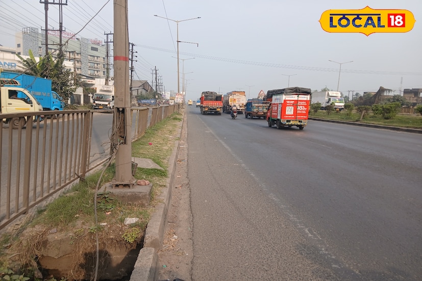 ১৬ নং জাতীয় সড়কের অধিকাংশ স্থানে ভাঙা ব্যারিকেড। মানুষ অবাধে যাতায়াত করছে জাতীয় সড়কে। সেই সঙ্গে জাতীয় সড়কে উঠছে গবাদি পশু। ব্যস্ত সড়কে যেখানে-সেখানে গাড়ি ধরতে মানুষ দাঁড়াচ্ছে। অঙ্কুরহাটি, জালান কমপ্লেক্স, আলামপুরের মতো বিভিন্ন স্থানে জাতীয় সড়কে উচ্চ গতির যান দুর্ঘটনার কবলে পড়ছে।