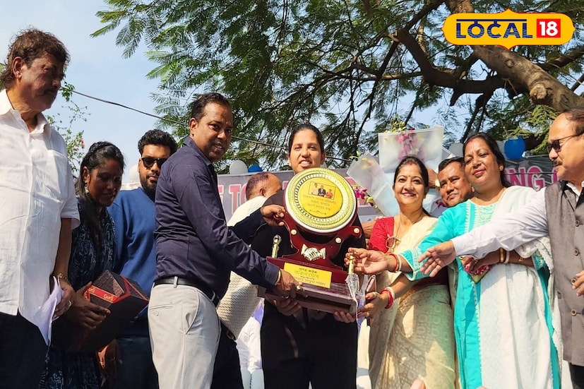 নকশালবাড়ি, ঋত্বিক ভট্টাচার্য : বিশ্বকাপজয়ী তারকা ক্রিকেটার রিচা ঘোষকে ঘিরে সোমবার নকশালবাড়িতে দেখা গেল উৎসবের রঙ। শিলিগুড়ি মহকুমা পরিষদের উদ্যোগে এদিন রাজকীয় সংবর্ধনা পেলেন ভারতীয় মহিলা ক্রিকেট দলের সোনার মেয়ে। সকাল থেকেই ভিড় উপচে পড়ে নকশালবাড়ির বাজার, স্কুল ডাংগি সংলগ্ন এলাকা এবং মনিরাম গ্রাম পঞ্চায়েতে—শুধু এক ঝলক রিচাকে দেখার আশায়।