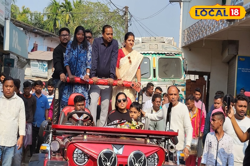 বিশ্বকাপ জয়ের পর এটাই ছিল রিচার প্রথম নকশালবাড়ি সফর। পৌঁছনোর পরই হুটখোলা জিপে তাকে ঘোরানো হয় বাজার এলাকার বিভিন্ন প্রান্তে। রাস্তার দু’ধারে দাঁড়িয়ে সাধারন মানুষ, খুদে পড়ুয়া থেকে প্রবীণ ক্রিকেটপ্রেমীরা হাত নেড়ে স্বাগত জানান তারকা ব্যাটারকে। পুরো এলাকা তখন যেন মেতে ওঠে এক অনন্য ক্রিকেট–উৎসবে। ছবি ও তথ্য : ঋত্বিক ভট্টাচার্য