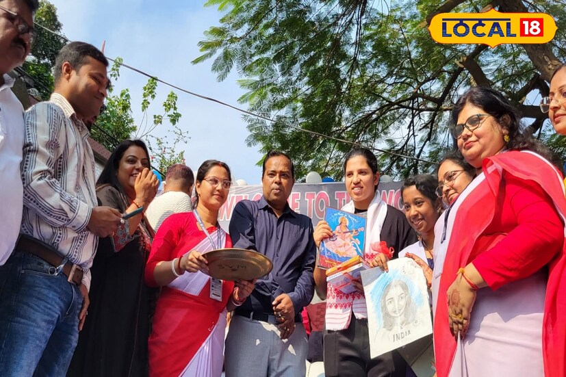 সংবর্ধনা অনুষ্ঠানে রিচার হাতে তুলে দেওয়া হয় স্মারক, ফুল এবং বিভিন্ন ক্লাব–বিদ্যালয়ের পক্ষ থেকে শুভেচ্ছা। রিচাও জানিয়ে দেন, “গ্রামীণ এলাকার ছেলেমেয়েদের জন্য কিছু করতে চাই। প্রতিভা রয়েছে—সুযোগের অভাবটাই বড় সমস্যা। যদি নকশালবাড়িতে একটি ভালো ক্রিকেট একাডেমি তৈরি হয়, তাহলে বহু প্রতিভা উঠে আসবে।” ছবি ও তথ্য : ঋত্বিক ভট্টাচার্য