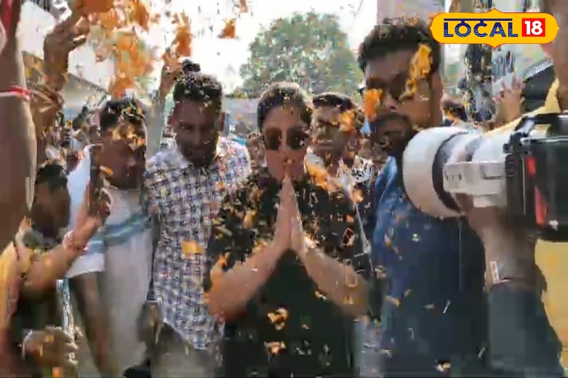 দিনভর নকশালবাড়ির রাস্তায় ছিল উৎসবের আমেজ। রাস্তার ধারে দাঁড়িয়ে থাকা ছোট ছোট মেয়েদের চোখে ঝলমলে স্বপ্ন—“রিচা দি’র মতো খেলব আমরা।” রিচা ঘোষের আগমন শুধু সংবর্ধনার অনুষ্ঠান নয়—নকশালবাড়ির ভবিষ্যৎ খেলাধুলার মানচিত্রে নতুন এক সম্ভাবনার সূচনা বলেই মনে করছেন ক্রীড়া মহল। ছবি ও তথ্য : ঋত্বিক ভট্টাচার্য