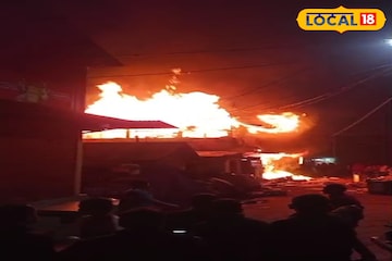 আলিপুরদুয়ার শহরে ফের অগ্নিকাণ্ড! বড় বাজার এলাকায় পরপর দোকানে আগুন, ঘটনাস্থলের ছবি দেখুন আলিপুরদুয়ার শহরে ফের অগ্নিকাণ্ড! বড় বাজার এলাকায় পরপর দোকানে আগুন, ঘটনাস্থলের ছবি দেখুন